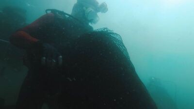 Bakan denizin altında! Hayalet ağ topladı