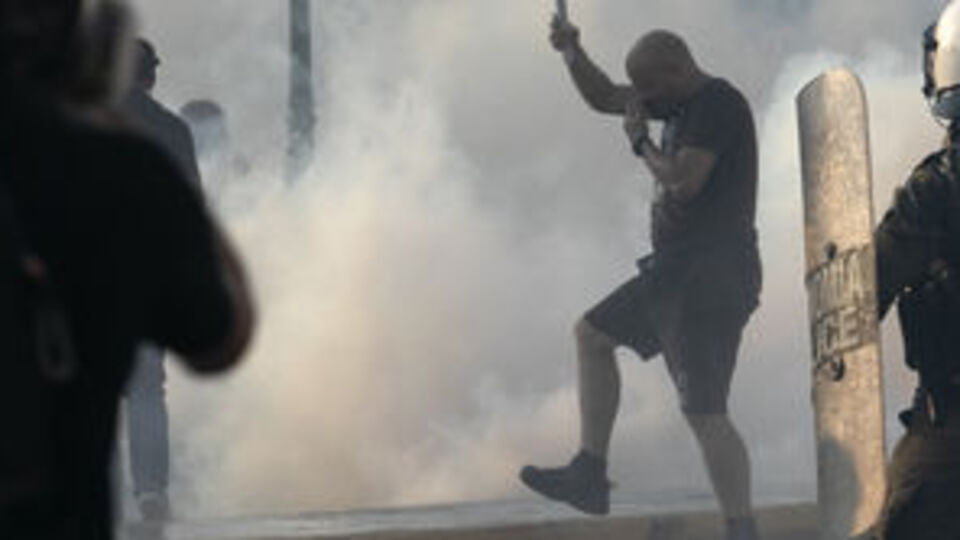 Yunanistan'da aşı karşıtları polisle çatıştı