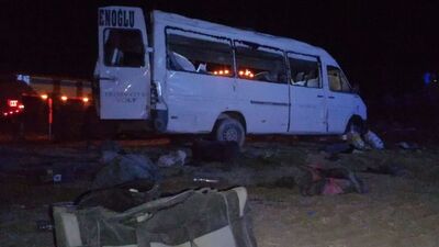 Mevsimlik işçileri taşıyan minibüs devrildi: 1 ölü, 14 yaralı