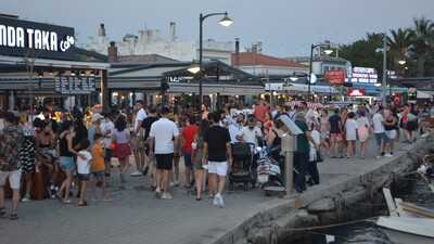 Tatilci akını yol kapattırdı