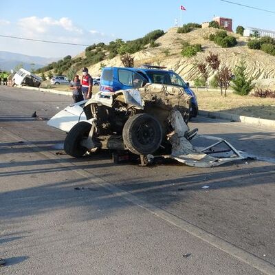 Minibüs ikiye bölündü! Korkunç kaza kamerada