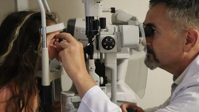 Doktorun tesadüfen muayene ettiği kız kör olmaktan kurtuldu