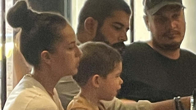 Özçivit ailesi yemekte