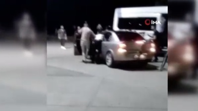 Çocuğa çarpan alkollü sürücüyü durdurup dövdüler