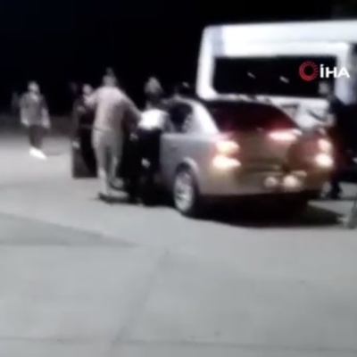 Çocuğa çarpan alkollü sürücüyü durdurup dövdüler