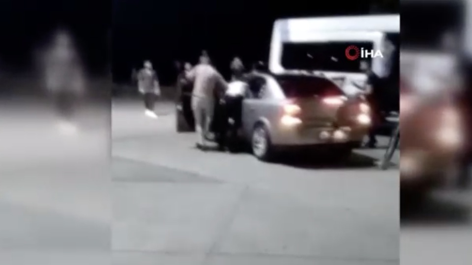 Çocuğa çarpan alkollü sürücüyü durdurup dövdüler