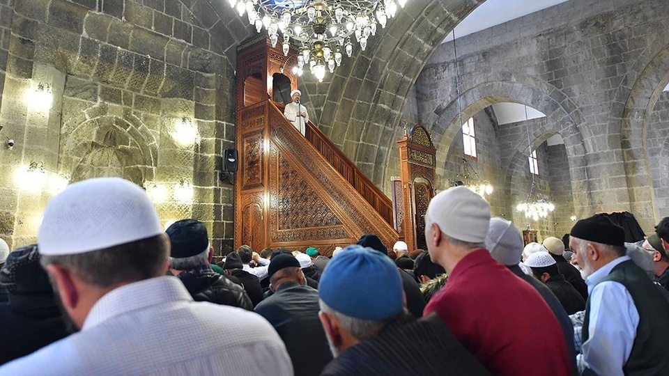 Cuma namazı nasıl kılınır?