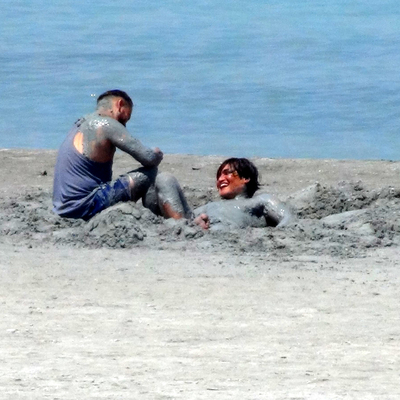 Salda Gölü kıyısında nargile içip, çamur banyosu yaptılar