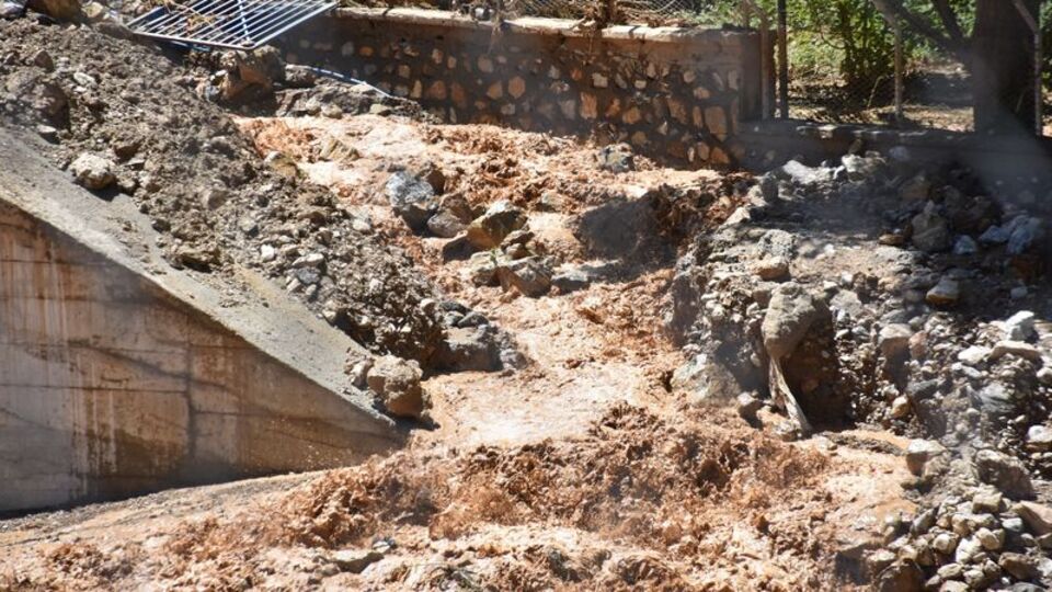 HES santralini besleyen sulama kanalı patladı