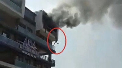 Feci görüntüler! Yangında alt kata sarkarak kurtuldu!