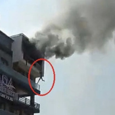 Feci görüntüler! Yangında alt kata sarkarak kurtuldu!