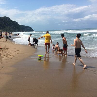 Şile'de cankurtaranlara bıçaklı saldırı!