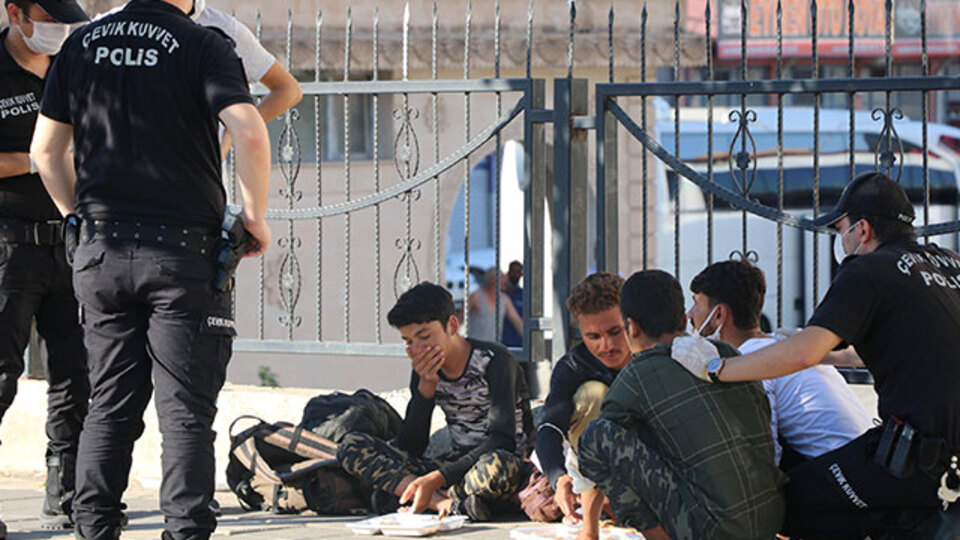 Yemeklerini yediler ardından gözaltına alındılar