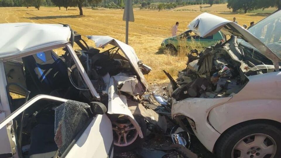 Kütahya'da iki araç kafa kafaya çarpıştı: 2 ölü, 5 yaralı