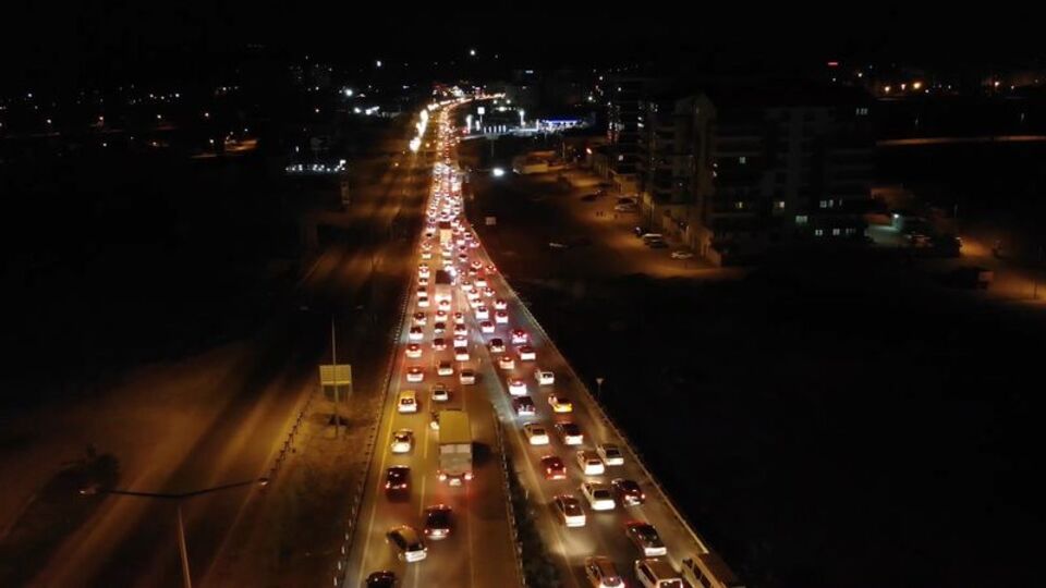 Kırıkkale'de dönüş trafiği: Araç kuyruğu 15 kilometreyi buldu