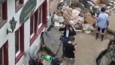 Sel haberi için kendini çamura bulayan Alman muhabir işinden oldu