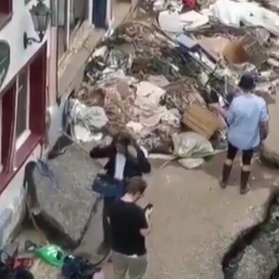 Sel haberi için kendini çamura bulayan Alman muhabir işinden oldu