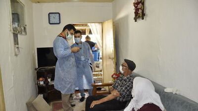 Hastaneye gitmekte güçlük çeken vatandaş evlerinde aşılanıyor