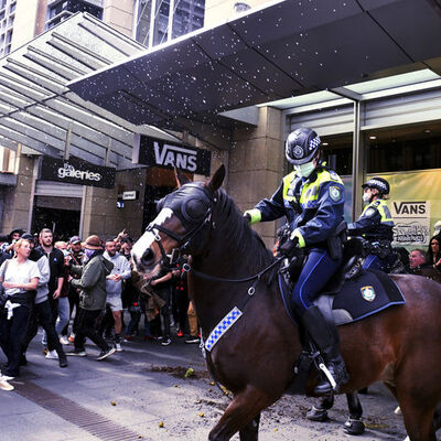 Avustralya'da kısıtlama protestosu!