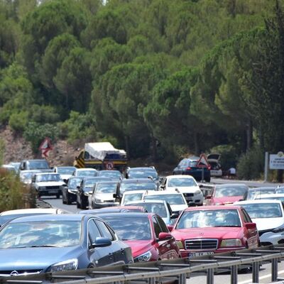 Antalya-Muğla karayolunda 15 kilometre araç kuyruğu