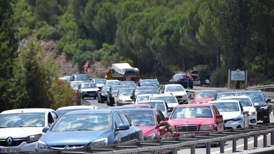 Antalya-Muğla karayolunda 15 kilometre araç kuyruğu