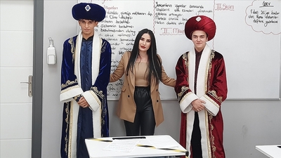 Genç öğretmen tarihi yaşatarak öğretiyor