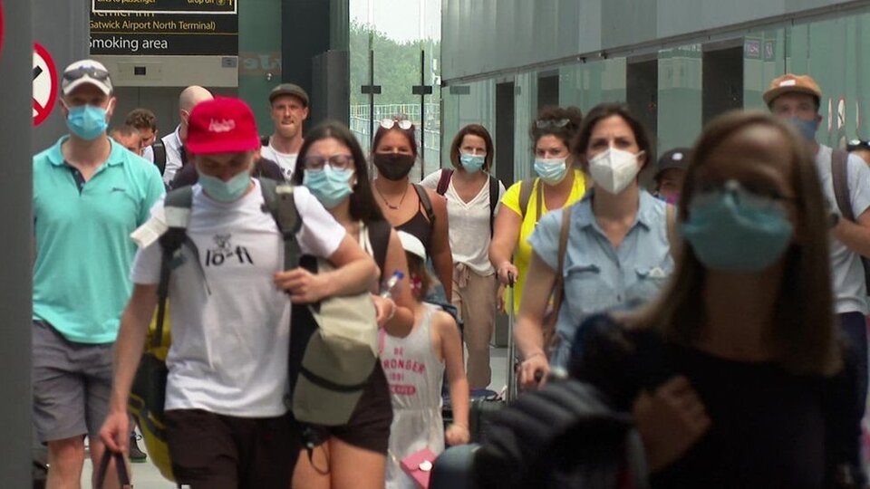 İngiltere'de havalimanları pandeminin başından beri en yoğun günlerini yaşıyor
