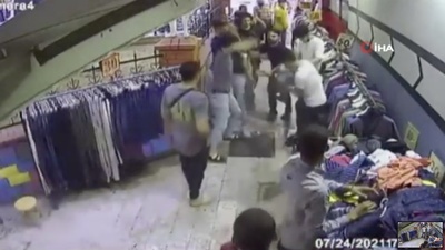 Hırsızlık şüphelisine meydan dayağı! Poşetinden bıçak düştü