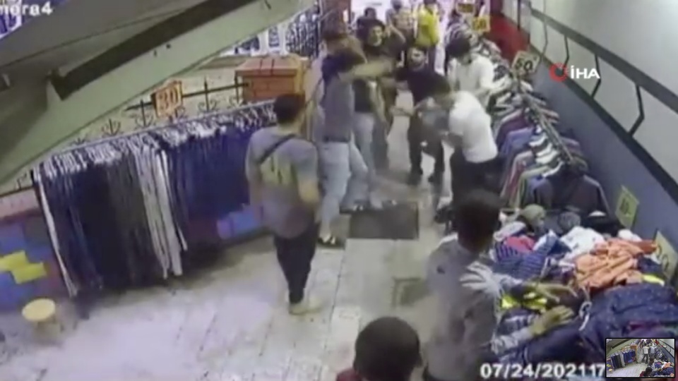 Hırsızlık şüphelisine meydan dayağı! Poşetinden bıçak düştü