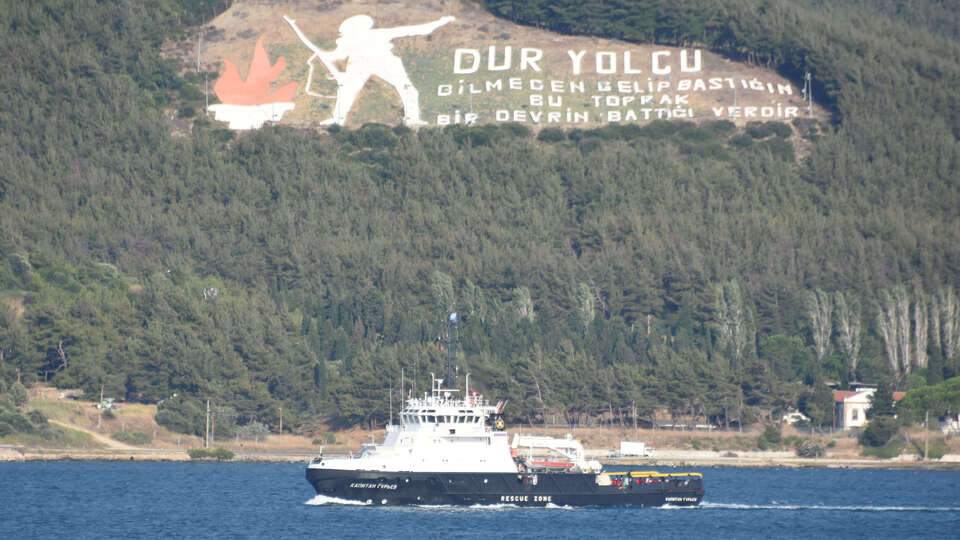 Rus askerî römorkörü Çanakkale Boğazı'ndan geçti