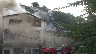 Üsküdar'da korku dolu anlar: Anne ve 2 çocuğu mahsur kaldı