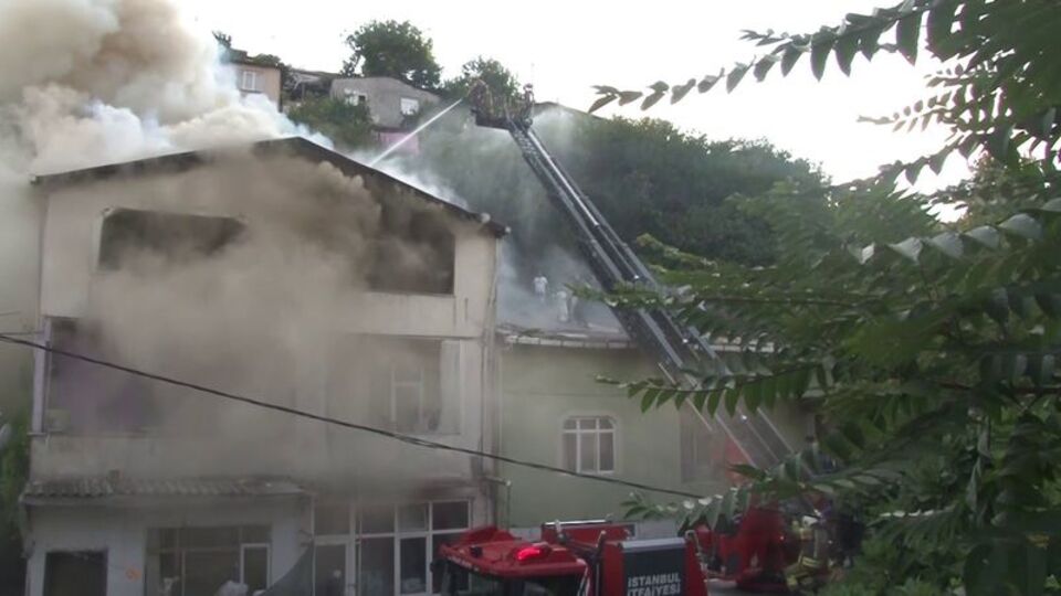 Üsküdar'da korku dolu anlar: Anne ve 2 çocuğu mahsur kaldı