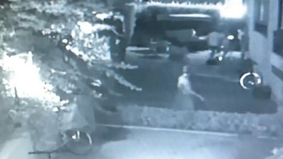 Çocuklarının gözü önünde darbedildi!