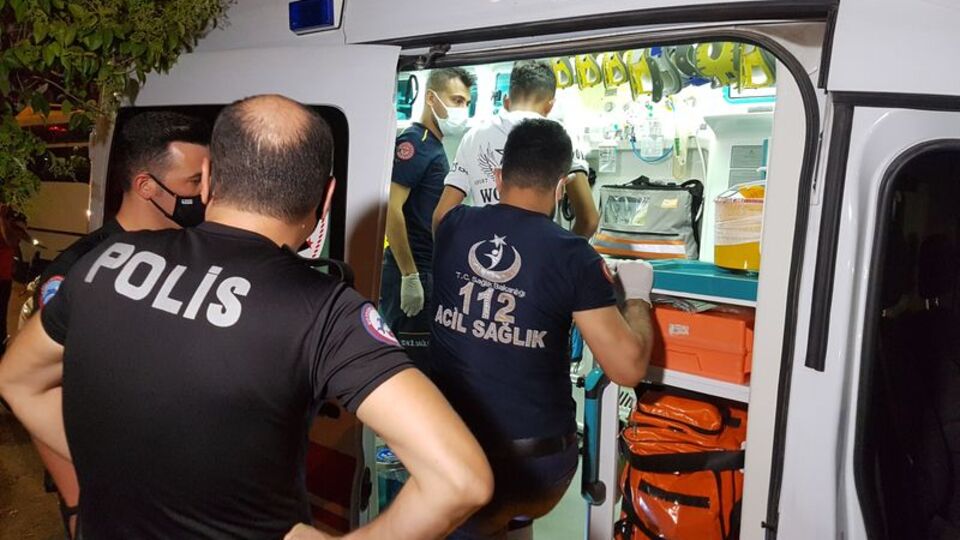 'Ayağını üst üste atma' kavgası: 2 yaralı