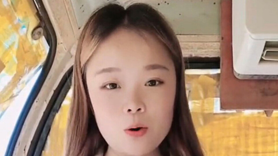 Çinli sosyal medya fenomeni 50 metrelik vinçten düştü!