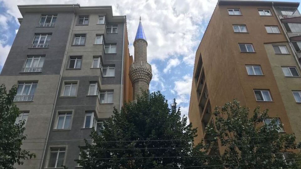 Binaların arasında sıkıştı... Görünmez cami!