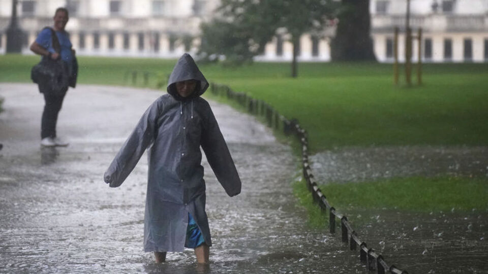 Londra'daki şiddetli yağış sele neden oldu!