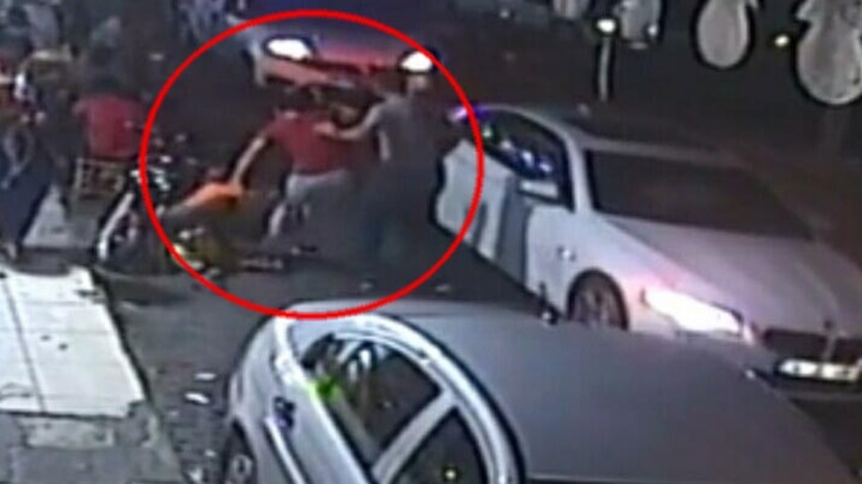 Sokak ortasında karısını darbetti!