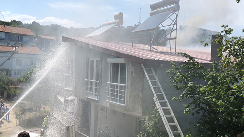 Yeni yaptırdıkları ev yandı, gözyaşlarına boğuldu