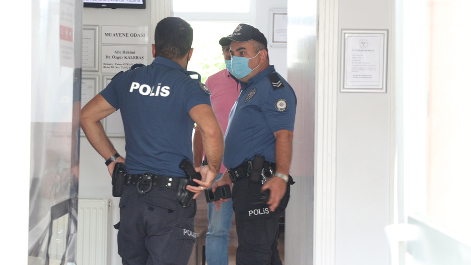 Doktora 'çivili tahta'yla saldırdı!