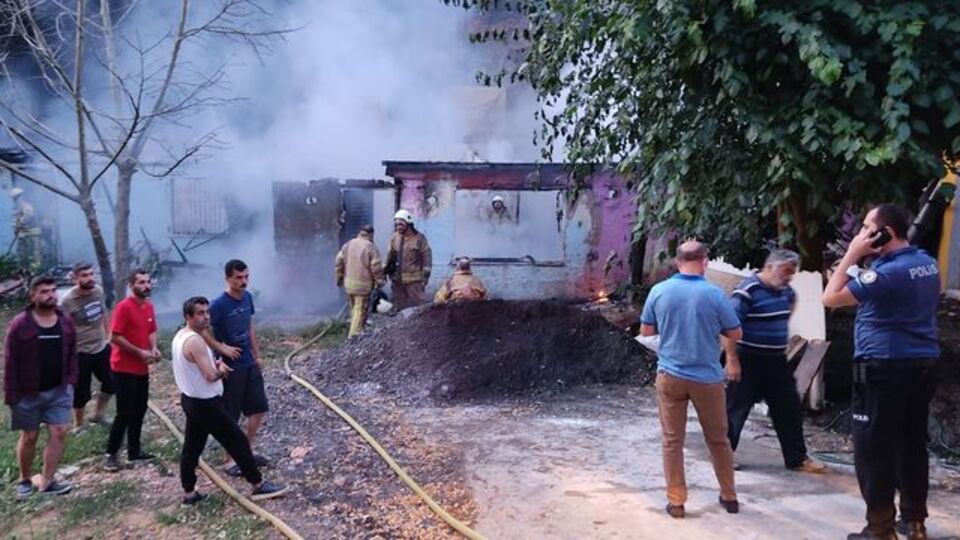 Sarıyer'de iki gecekondu alevlere teslim oldu