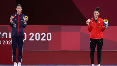 Podyumda maske çıkarma izni!