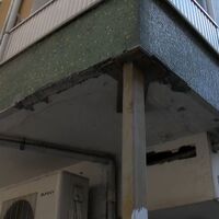 İşlek caddedeki binanın hali korkutuyor