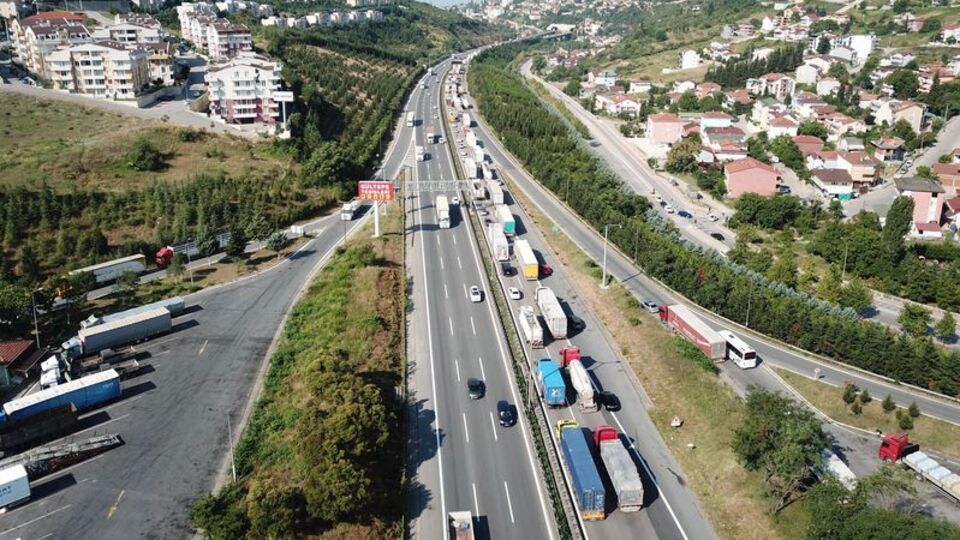 TEM'de zincirleme kaza sonrası uzun araç kuyruğu!