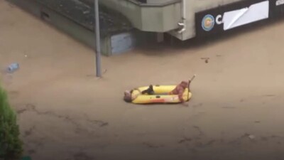 Boğulmak üzere olan çifti botla kurtardılar!