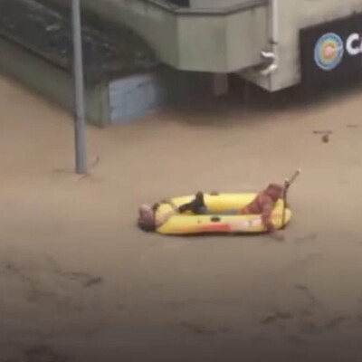 Boğulmak üzere olan çifti botla kurtardılar!