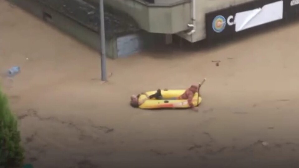 Boğulmak üzere olan çifti botla kurtardılar!