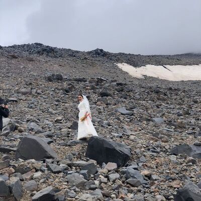 Gelinlik giyip Ağrı Dağı ile evlendi! İşte mesajı