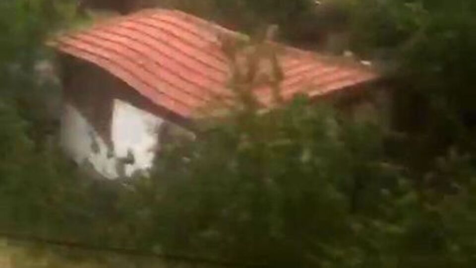 Amasya'da sel bir evi böyle yıktı