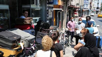 Havalimanında unutulan eşyalar satışa sunuldu